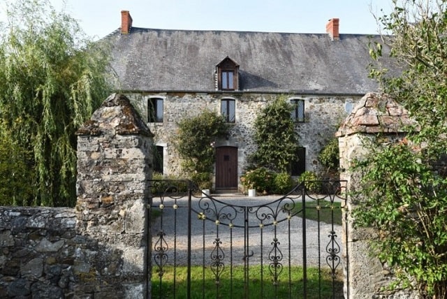 Fortified Château with gatehouse, outbuildings and nearly 7 acres