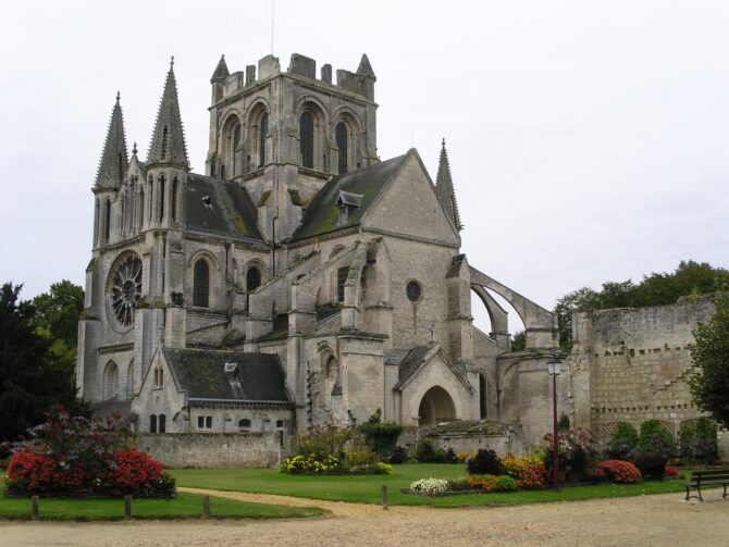 Owning a property near a protected monument in France